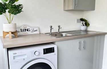 Cozy Family House 10 min from Manchester Airport - Photo 4