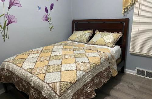 At the Center of Dearborn, MI 2 Bedroom apartment with backyard and balcony - Foto 11