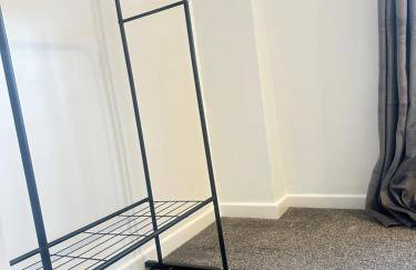 Camberly Spacious 3BR House for 5 super Fast WiFi Free Parking Ideal for Families & Contractors - Foto 3