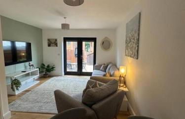 Church Court 2 Bed 55 Inch SKY TV Northampton Parking Contractor Accommodation - Photo 15