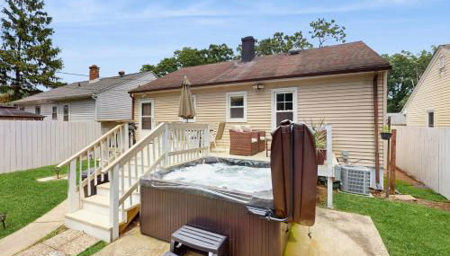 2 Mi to Beach! Hot Tub Haven in Michigan City - Foto 2