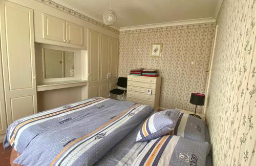 Barking London House sleeps 12 - parking - train tube - airport - Foto 48