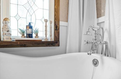 The Heartwood Hideaway-Charming Cabin Getaway-Trails, Creek, and Starry Nights - Foto 75