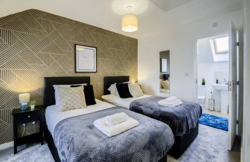 3 BedRoom house, Sleeps 6 with Full Kitchen, Garden and Free Parking - FREE Wi-Fi near Milton Keynes Bowl - Foto 8