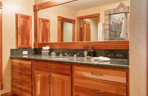 Outdoor Private Hot Tub, In Home Movie Theater, Luxurious Creekside Home - Photo 31