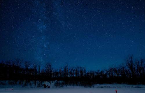 Secluded 2BR Cabin w Hot Tub, Pond, Trails, WiFi - Foto 32