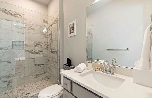 Private Home with Rooftop Game Room near Downtown - Foto 44