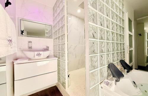 Les Suites Bisous Metz - Jacuzzi & Private Sauna - Photo 19