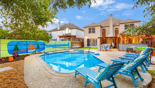 Resort Style Backyard Pool Pickleball Court - Foto 3