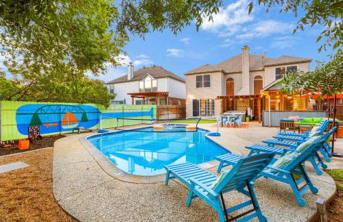 Resort Style Backyard Pool Pickleball Court - Foto 3