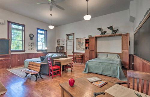 Renovated WV Schoolhouse History Buffs Heaven! - Foto 3