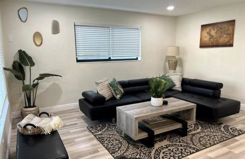 Modern Tropical Oasis with Arcade, HotTub & MiniGolf - Foto 9