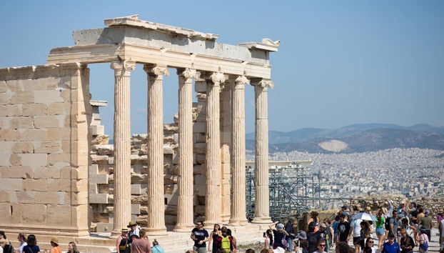 Turistas disfrutando de la visita a la Acrópolis de Atenas