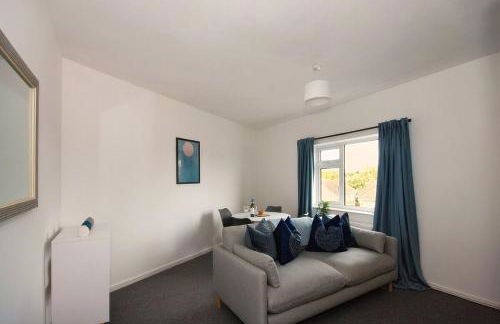 #33 Beautiful 2 bed apt Tamworth Private Parking - Photo 15