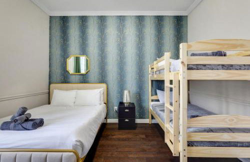 5-Bed 2-Bath with Pool & Backyard Retreat - Foto 27