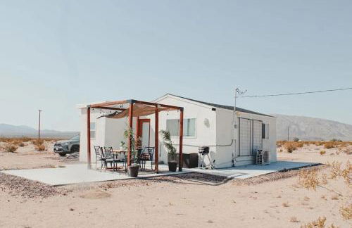 Serene Modern Home Backdoor with great WiFi, games, movies, patio seating and bbq Easy Access to North Joshua Tree National Park in 10 minutes - Foto 15