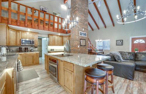 Fire Pit and Grill Spacious Forest Lakes Chalet - Foto 11