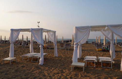 villetta con piscina a due passi dal mare - Foto 5