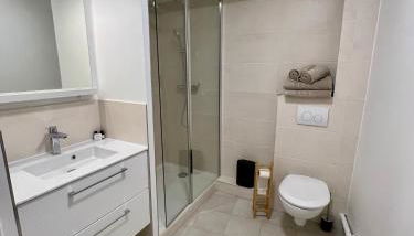 La Résidence Alpha Viroflay 002 - 1 chambre - 4 pers - Foto 3, towels, Shower