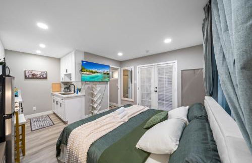 Entire Private Studio with 1 King Bed, Full Kitchen, Gated Yard, Available Now - Foto 7