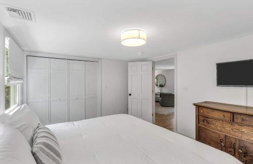 Jenkins Pond Beach Access with BBall Hoop & Grill, Bright Cape Cod Retreat near Jenkins Pond in Falmouth - Parking, Modern Retreat with Outdoor Space, 24 Hour Hospitality - Foto 8