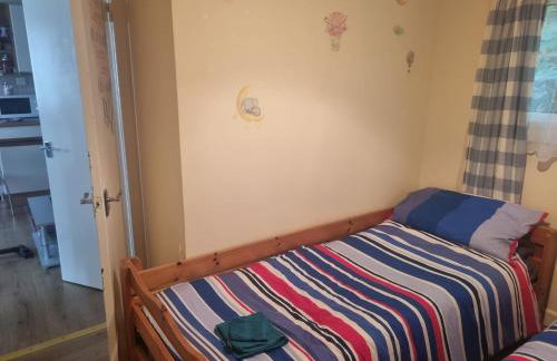 Villa Sleeps 4 With Free Parking - Photo 15