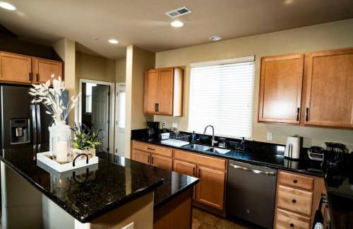 Eat-Sleep-Stroll-Repeat! Walkable Midtown 2BR Home - Foto 15