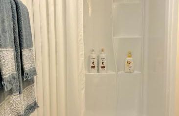 Stylish Mountain Chalet 15mins to Gore Mountain , Large Hot Tub, Playroom & Large Heated Pool - Foto 48