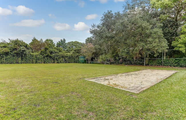 Secluded Condo with Peaceful Wooded Views and Easy Access to the Beach by RedAwning - Foto 34