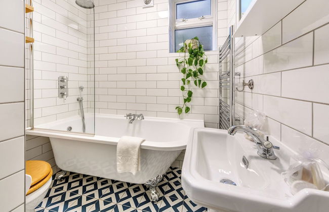 Charming Hampstead Retreat with Patio - Foto 21