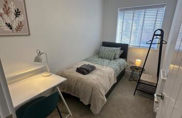 3 Bed Home with Driveway Parking for Contractors & Family stays in Stafford - Foto 11