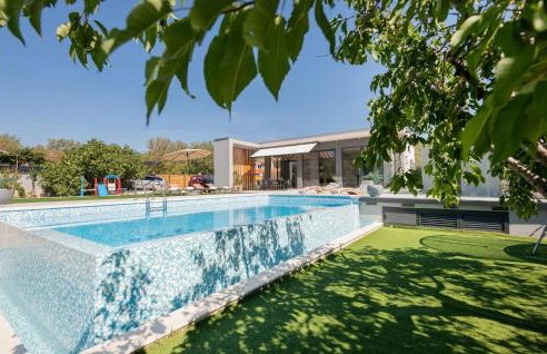 Gorgeous Home In Katuni With Wifi - Foto 1