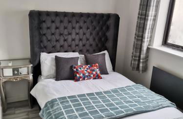 Newly Renovated Cosy 1 bed flat, 4 minutes walk to Town Centre, 3 minutes walk to the train station, Free parking, Modern, fresh and spacious living room, Netflix ready smart TV, Wifi - Photo 22