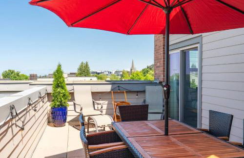 Chic 2BR • King Beds • Huge Patio • 95 Walk Score! - Foto 7