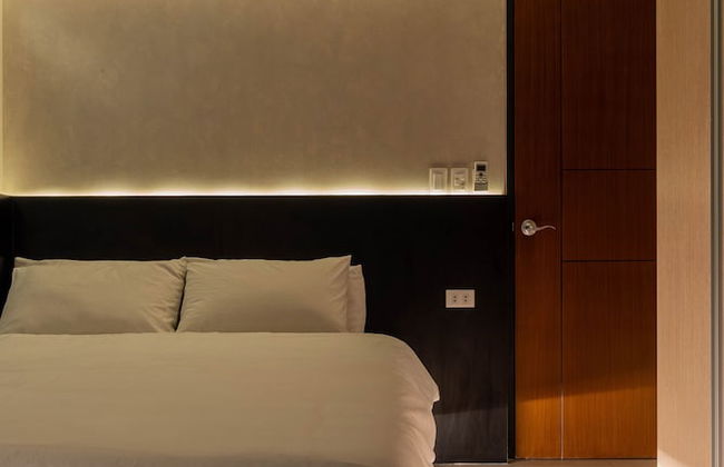 Luxury 2BR Gem in One Uptown, bgc - Photo 5