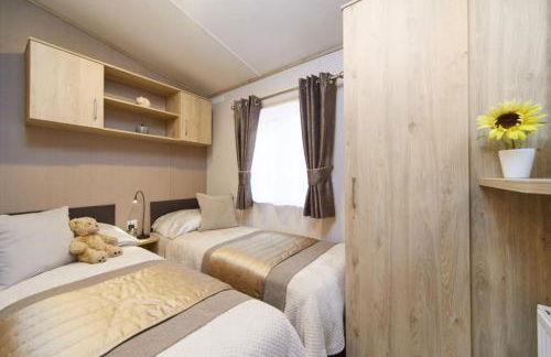 Elegant 2 Bed 1 and Half Bath Caravan in Holiday Resort Village - Photo 6