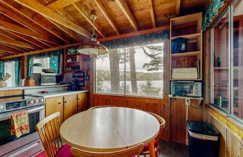 2BR Lakefront Cabin with Fireplace, Lake Views, Dock - Foto 10