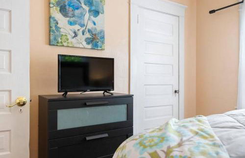 Beautiful Home Steps from the beach + Side Porch - Foto 20