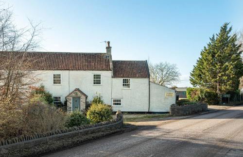 The Farmhouse with two hot tubs - Foto 8