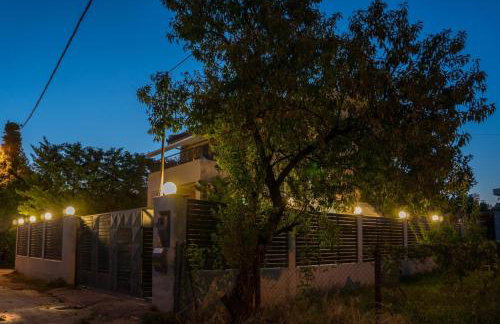 Dana's Luxury Maisonette - Photo 25