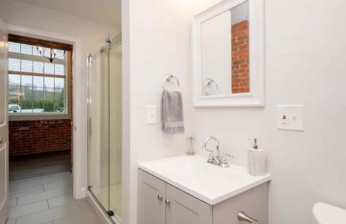 Jennifer's Historic Loft Glass Bedroom - Foto 26