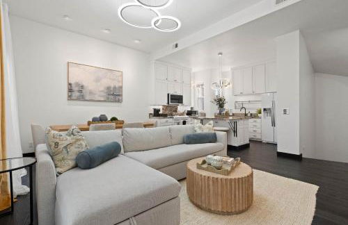 City Lights and Rooftop Nights by Rather Be Properties - Foto 40