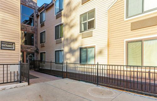 Cozy stay for 2, 5 Min Drive to Base, Full Kitchen, Shared Hot Tub & Pool, Restaurants Nearby! - Photo 10