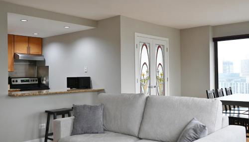 River North Magnificent Mile Condo, Lake and City Views, 43rd Floor Corner, Parking Included! - Foto 2