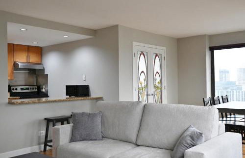 River North Magnificent Mile Condo, Lake and City Views, 43rd Floor Corner, Parking Included! - Foto 2