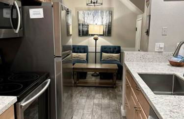 Rustic Modern Condo - Close to Village - Sleeps 10 - Foto 30