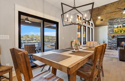 Accessible Lakeside Luxury at the 45mm w/ Private Dock, Sunset Views & More - Foto 12