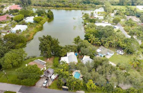 Tropical Oasis Located Near Lake With Pool and Hot Tub - Foto 36