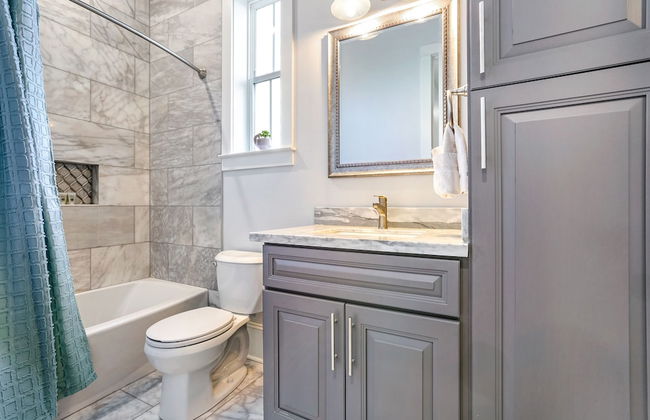 Stunning Modern and Fully-Upgraded 5 BR with Pool - Foto 26