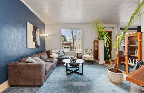 Cheerful Home | Fire Pit | Sleeps 8 - Foto 3